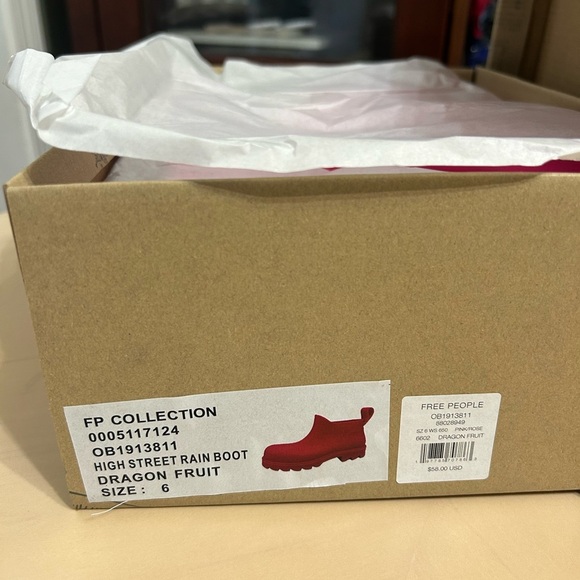 Free People High Street Rain Boots Dragon Fruit Size 6 NIB - Picture 4 of 5